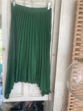 Gorgeous Elegant Banana Republic Sheen Emerald Green Pleated Asymmetrical Skirt